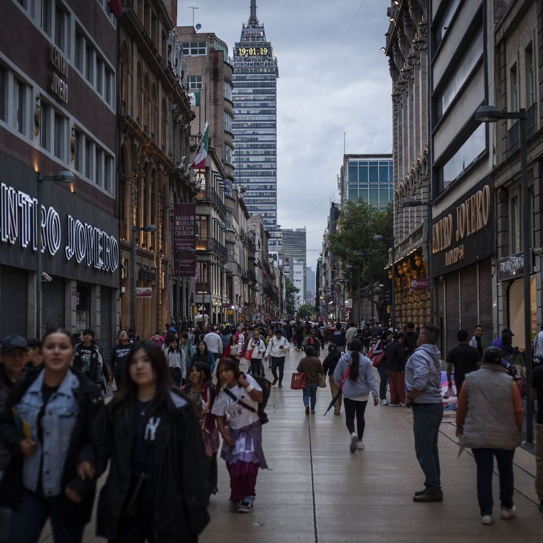 Personas caminan por la calle Madero, en el Centro Histórico de la CDMX.
